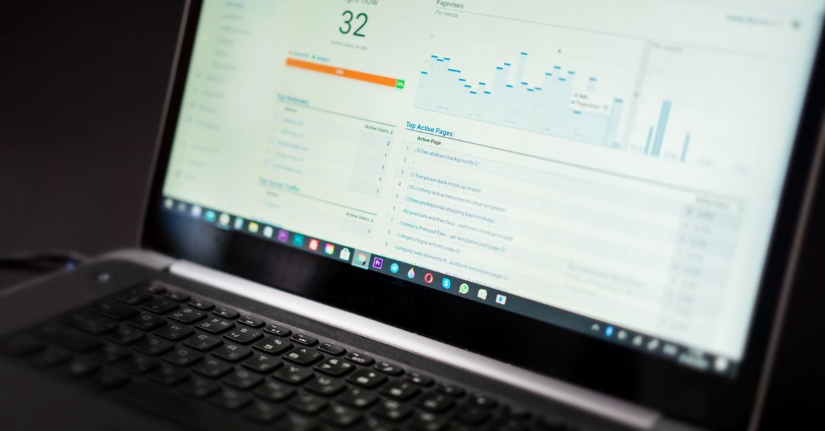 Laptop waarop een Google Analytics-dashboard met grafieken en websitestatistieken zichtbaar is