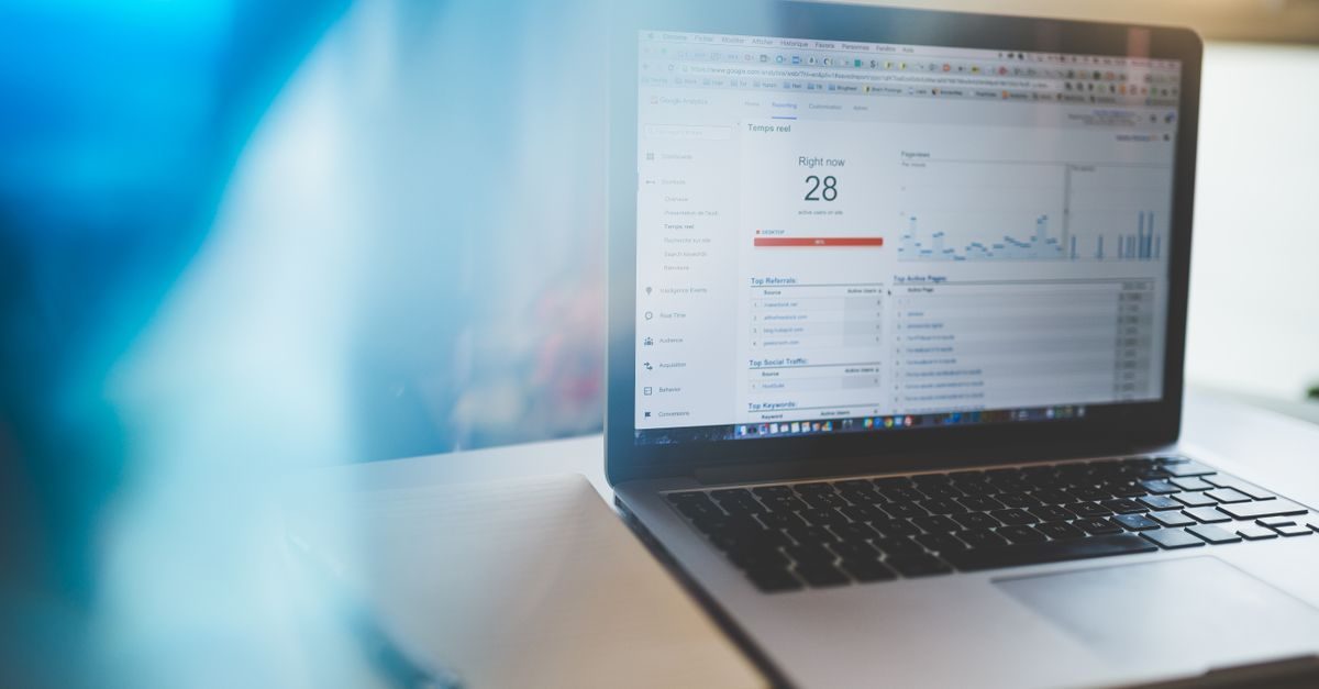 Laptop op een bureau met een dashboard van Google Analytics in beeld met actuele bezoekersstatistieken