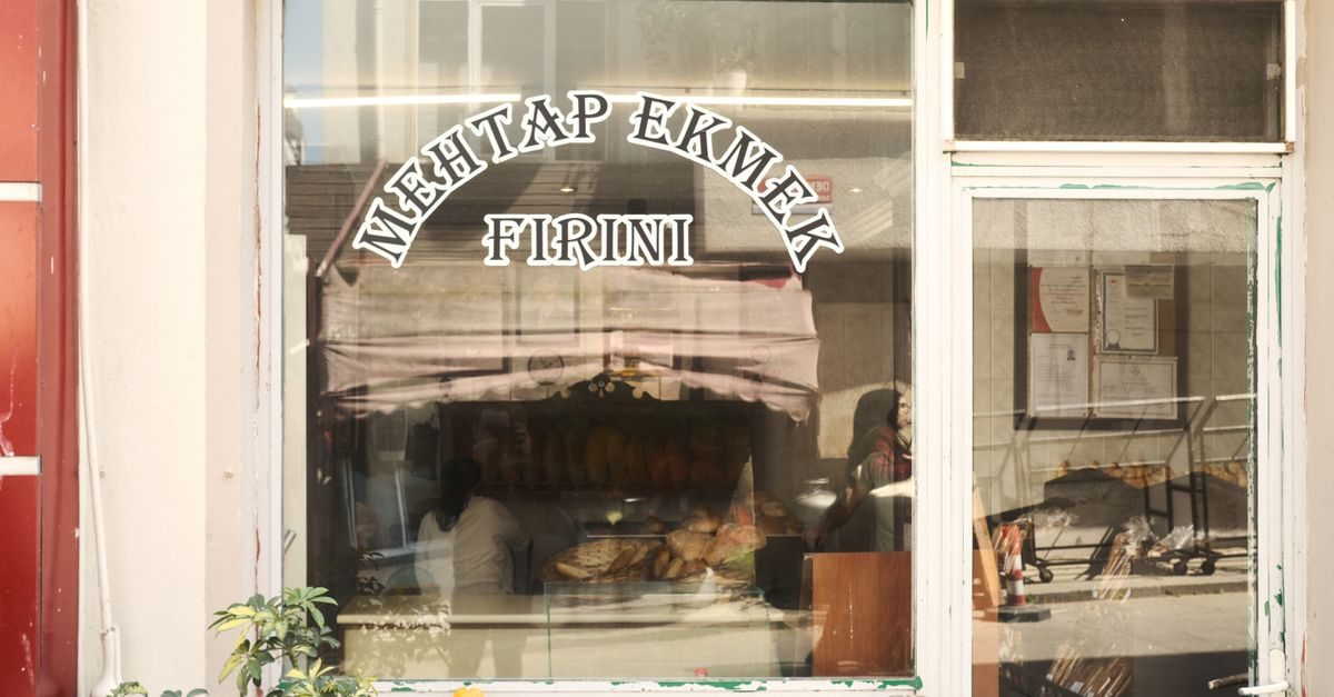 Vetrina di una panetteria turca con la scritta Mehtap Ekmek Firini e pane esposto all'interno in un'atmosfera quotidiana