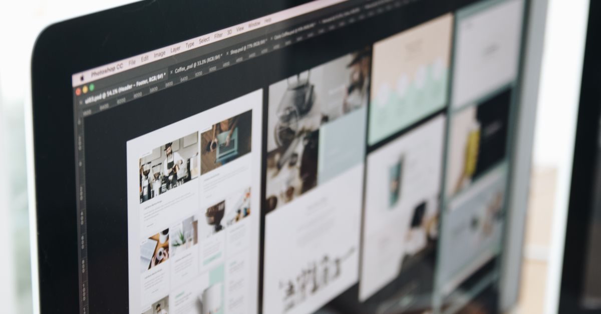 Écran d'ordinateur affichant la conception d'une interface web sur le logiciel Photoshop