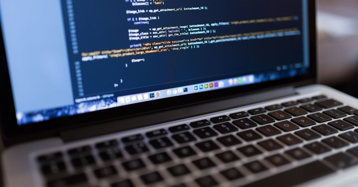 Pantalla de ordenador portátil mostrando líneas de código de programación en un entorno de desarrollo profesional
