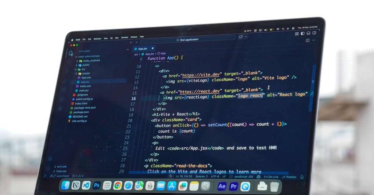 Écran d'ordinateur affichant du code informatique dans un éditeur de texte avec une barre d'applications en bas